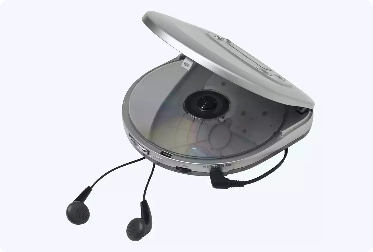 Geöffneter silberner runder Discman mit Kopfhörer-Stöpseln. Im Innern befindet sich eine CD.