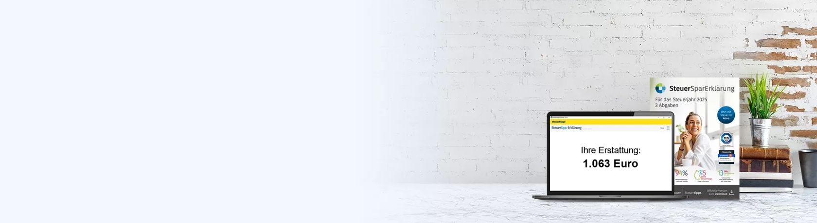 Laptop zeigt Steuererstattung von 1.095 Euro, daneben SteuerSparErklärung 2025 Softwarebox auf Tisch vor weißer Backsteinwand