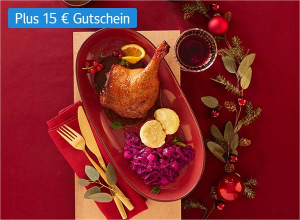 Weihnachtlich gedeckter Tisch mit Essen