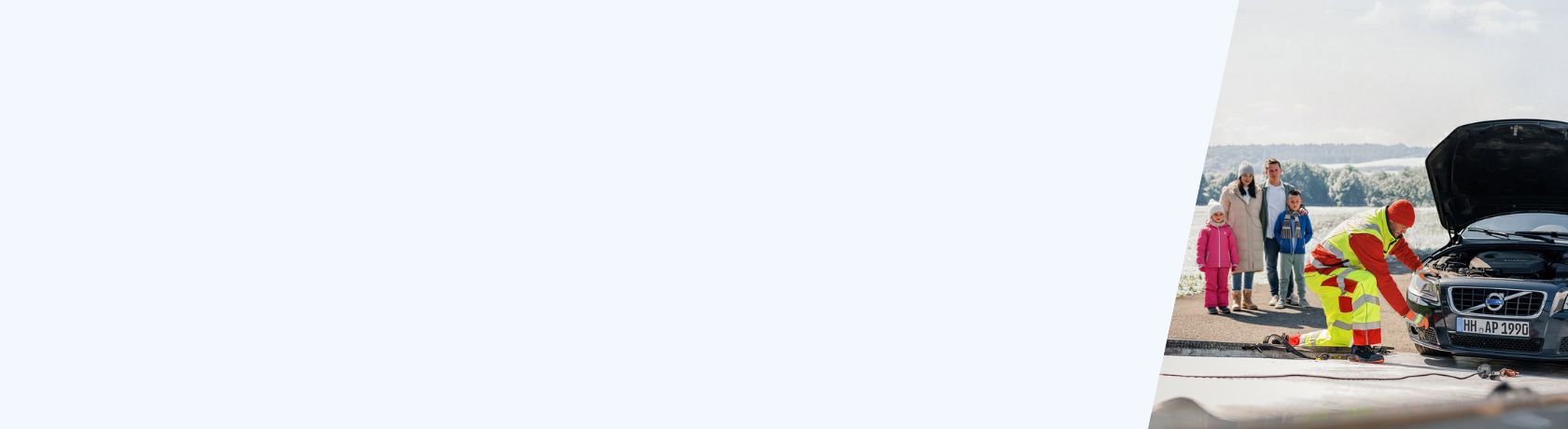 Winterliche Landschaft mit Familie deren Auto vom ACE-Pannenhelfer abgeschleppt wird.