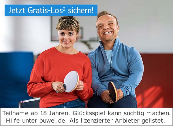 Eine Frau und ein Mann sitzen auf einer Tischtennisplatte nebeneinander und haben jeweils einen Tischtennisschläger in ihrer Hand. Im Hintergrund ist eine Sporthalle zu sehen.