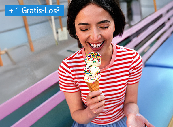 Lächelnde Frau mit einem Eis in der Hand