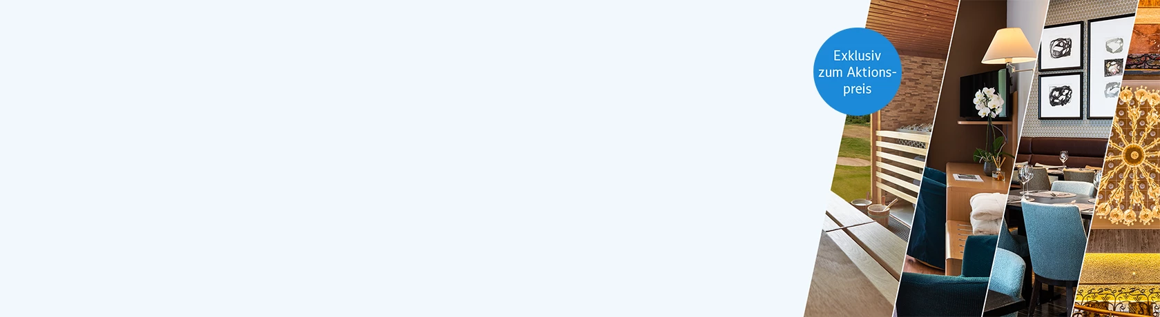 Wohnzimmer mit blauem Sofa, Holztisch, Stehlampe und mehreren gerahmten Bildern an der Wand.