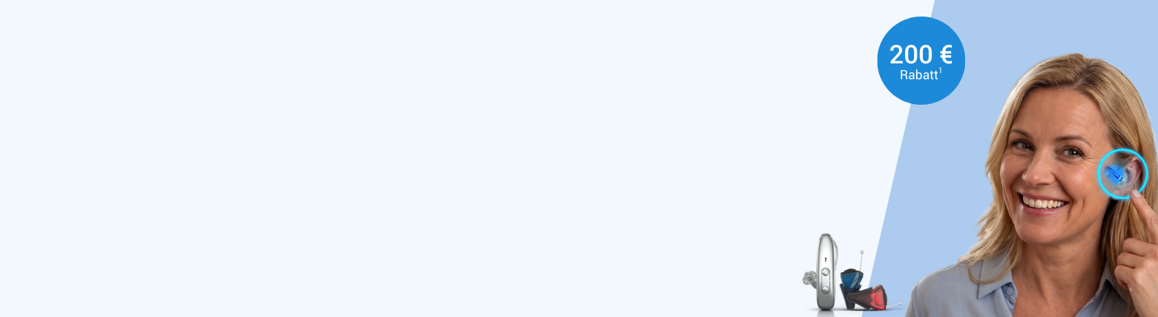 Frau mit blonden Haaren zeigt auf ihr blaues Hörgerät im rechten Ohr, daneben orangefarbener Kreis mit Text '200 € Rabatt'.