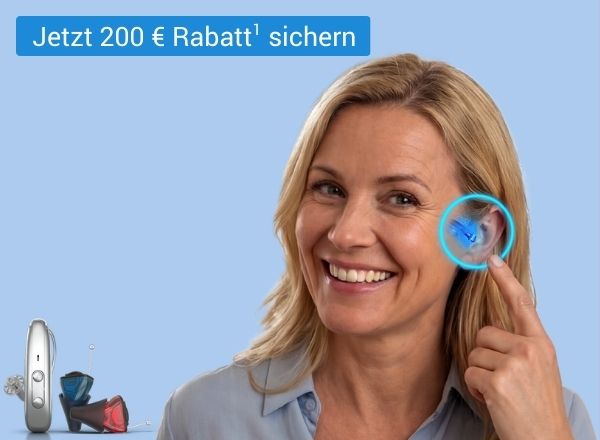 Frau mit blonden Haaren zeigt auf ihr blaues Hörgerät im rechten Ohr, daneben orangefarbener Kreis mit Text '200 € Rabatt'.