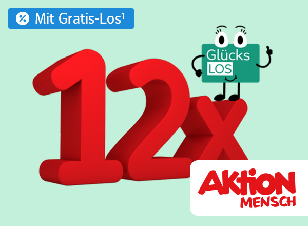 Eine Person mit lockigem, braunem Haar sitzt auf einem Bett mit grüner Bettwäsche und hält ein Schild mit der Aufschrift 'Glücks LOS'. Im Hintergrund sind ein Kleiderschrank und ein Bild an der Wand sichtbar.