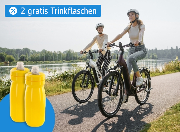 Zwei Personen fahren auf einem Radweg mit E-Bikes, daneben zwei gelbe Trinkflaschen mit dem Text '2 gratis Trinkflaschen'.