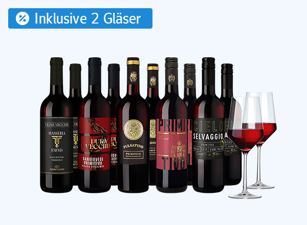 Fünf Flaschen Rotwein in verschiedenen Designs, darunter 'Pure Vecchie', 'Primitivo', und 'Selvaggio'. Zwei Weingläser mit Rotwein im Vordergrund.