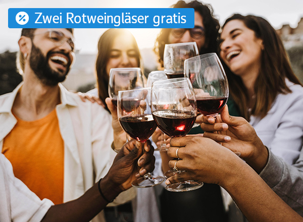 Mehrere Hände stoßen mit gefüllten Rotweingläsern an oben links ist ein Schriftzuig zu sehen" zwei Rotweingläser gratis".