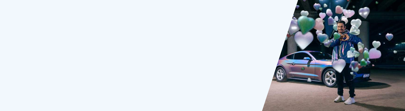 Mann steht neben silbernem Auto, umgeben von schwebenden Herz- und Sternsymbolen in verschiedenen Farben
