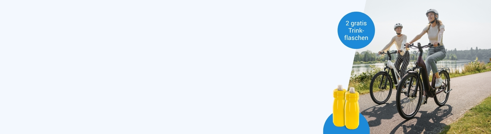 Zwei Personen fahren auf einem Radweg mit E-Bikes, daneben zwei gelbe Trinkflaschen mit dem Text '2 gratis Trinkflaschen'.