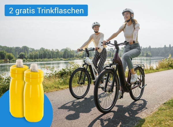 Zwei Personen fahren auf einem Radweg mit E-Bikes, daneben zwei gelbe Trinkflaschen mit dem Text '2 gratis Trinkflaschen'.
