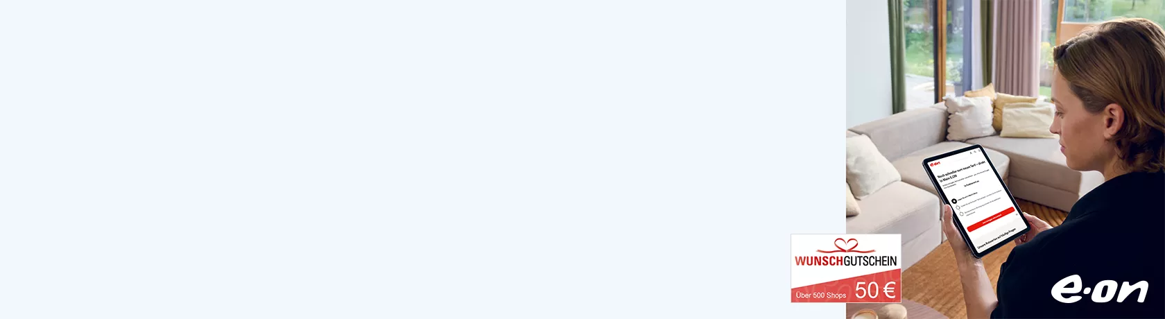 Person sitzt auf Sofa und hält Tablet mit geöffneter Webseite, daneben Gutschein mit Text 'WUNSCHGUTSCHEIN 50 €', Logo 'e.on' unten rechts
