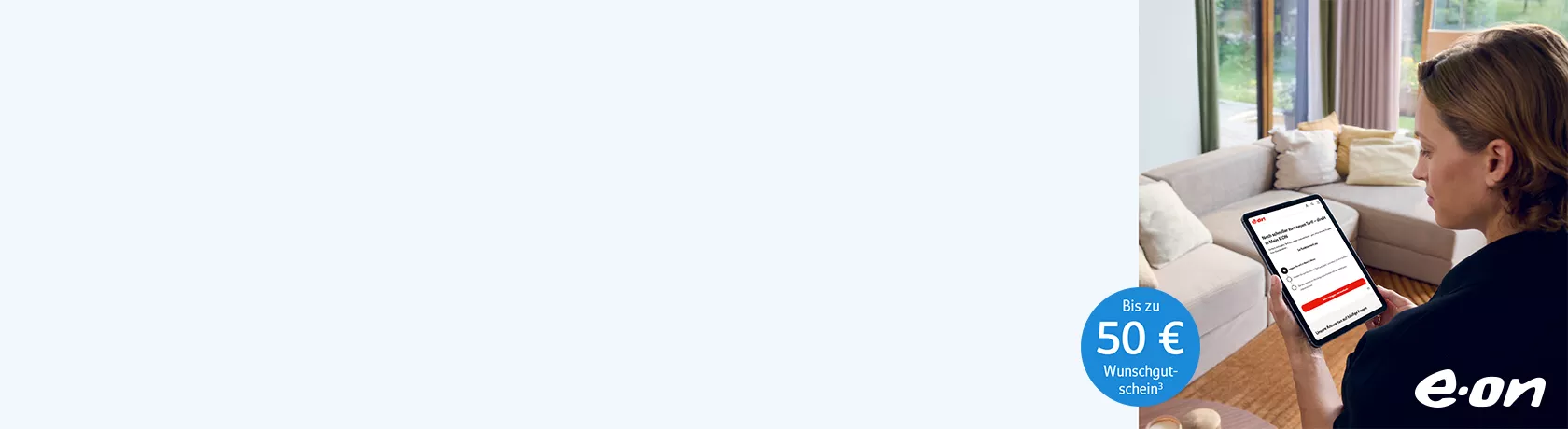 Person sitzt auf Sofa und hält Tablet mit geöffneter Webseite, im Vordergrund E.ON-Logo und Hinweis auf bis zu 50 Euro Wunschgutschein.