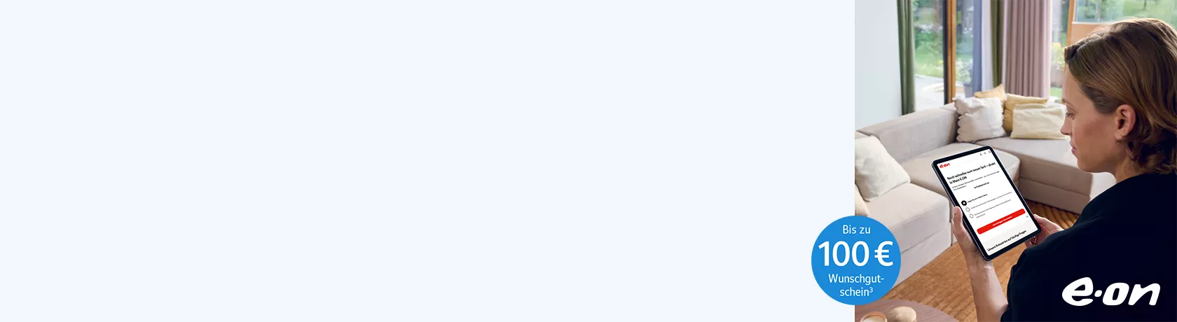 Person sitzt auf Sofa und hält Tablet mit geöffneter Webseite, im Vordergrund E.ON-Logo und Hinweis auf bis zu 100 Euro Wunschgutschein.