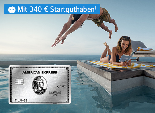 Ein Mann springt ins Wasser, während eine Frau am Rand eines Pools liegt und ein Buch liest. Im Vordergrund ist eine American Express Platinum Karte zu sehen.