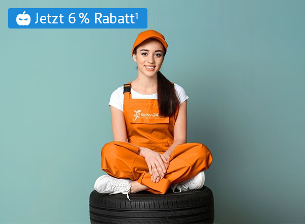 Frau in oranger Latzhose und weißem T-Shirt sitzt im Schneidersitz auf zwei Autoreifen, blauer Hintergrund, Text 'Jetzt 6 % Rabatt¹'