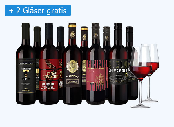 Fünf Flaschen Rotwein in verschiedenen Designs, darunter 'Pure Vecchie', 'Primitivo', und 'Selvaggio'. Zwei Weingläser mit Rotwein im Vordergrund.