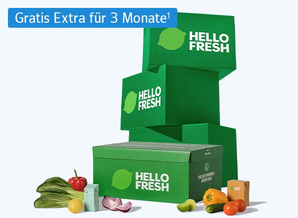 Drei grüne HelloFresh-Lieferboxen gestapelt mit einer weiteren Box im Vordergrund, daneben frisches Gemüse und Obst. Mit Chiptext: Gratis Extra für 3 Monate¹