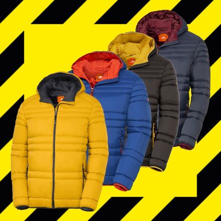 4 Steppjacken hintereinander (gelb, hellblau, schwarz, dunkelblau), der Hintergund des Visuals ist gelb-schwarz gestreift