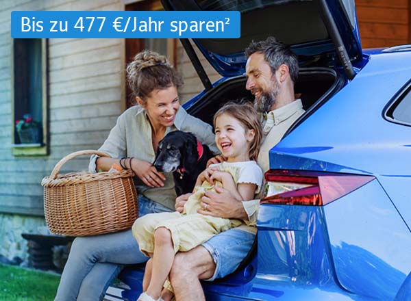 Familie mit zwei Kindern sitzt am geöffneten Kofferraum eines blauen Autos, bereit für Ausflug mit einem Textbanner oben links in der Ecke, der wie folgt lautet: "Bis zu 477 €/Jahr sparenn²"
