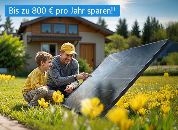 Ein Mann und sein Sohn betrachten eine Solarpanele im Garten. Im Hintergrund ist ein Wohnhaus zu sehen.