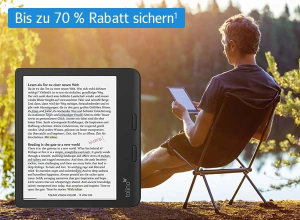 Mann sitzt auf Klappstuhl im Freien bei Sonnenuntergang und liest auf tolino eReader mit Text "Bis zu 70 % Rabatt sichern¹