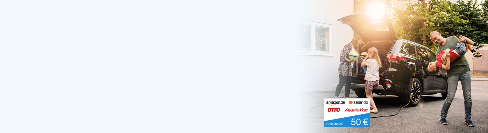Ein Auto mit geöffnetem Kofferraum steht vor einem Haus. Eine Familie steht vor dem Auto. Die Mutter lädt Gepäck in den Kofferraum, ein Kind steht daneben. Der Vater steht scherzend mit einem weiteren Kind neben dem Fahrzeug. Das Bild enthält eine Abbildung eines BestChoice-Gutscheins mit 50 Euro Gutscheinwert.