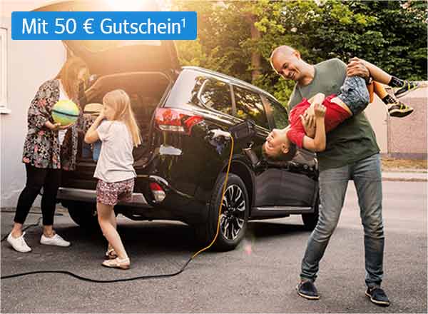 Ein Auto mit geöffnetem Kofferraum steht vor einem Haus. Eine Familie steht vor dem Auto. Die Mutter lädt Gepäck in den Kofferraum, ein Kind steht daneben. Der Vater steht scherzend mit einem weiteren Kind neben dem Fahrzeug. Das Bild enthält eine Abbildung eines BestChoice-Gutscheins mit 50 Euro Gutscheinwert.