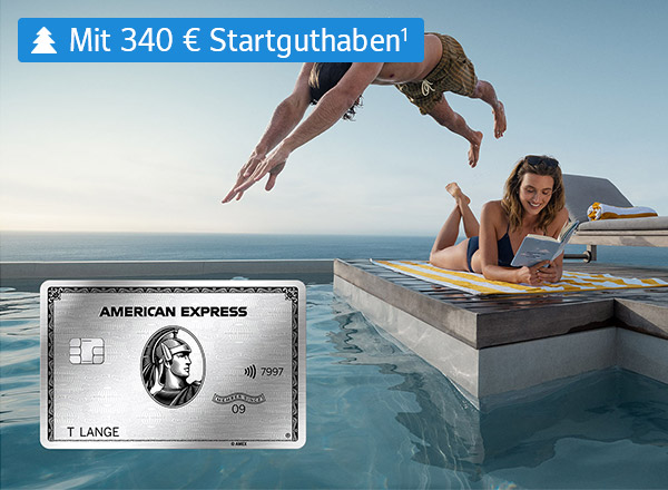 Ein Mann springt ins Wasser, während eine Frau am Rand eines Pools liegt und ein Buch liest. Im Vordergrund ist eine American Express Platinum Karte zu sehen.