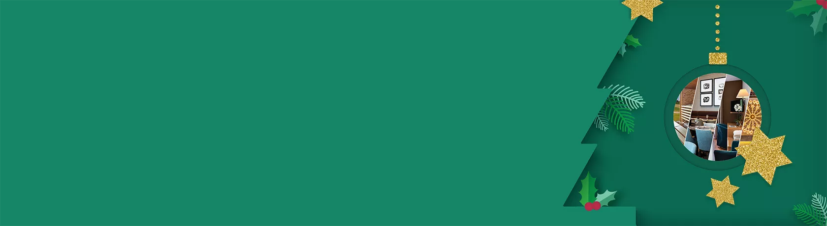 Wohnzimmer mit blauem Sofa, Holztisch, Stehlampe und mehreren gerahmten Bildern an der Wand.