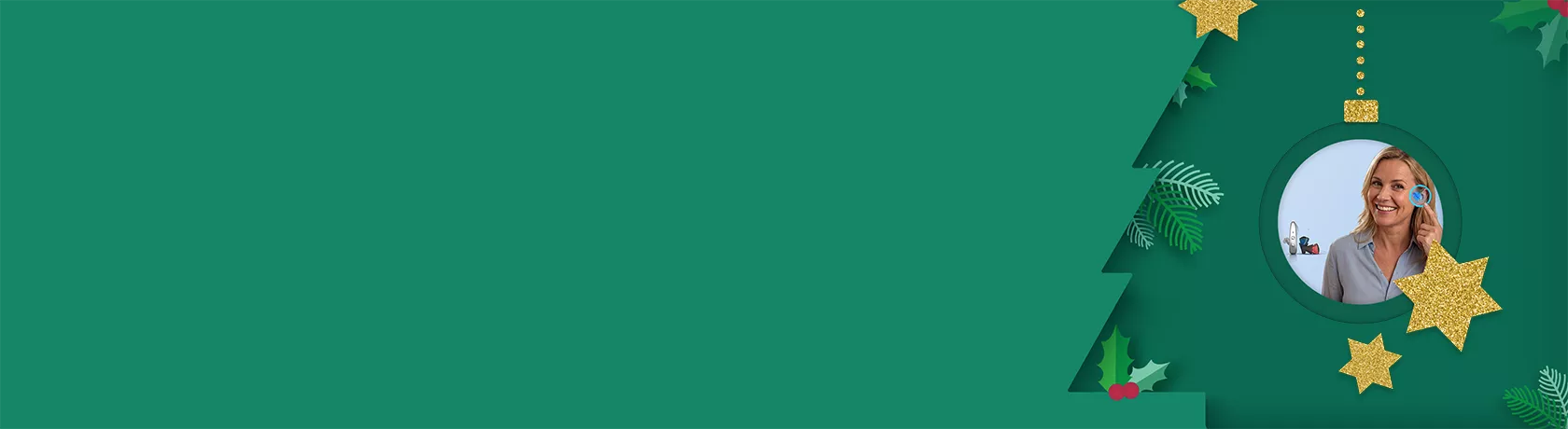 Frau mit blonden Haaren zeigt auf ihr blaues Hörgerät im rechten Ohr, daneben orangefarbener Kreis mit Text '200 € Rabatt'.