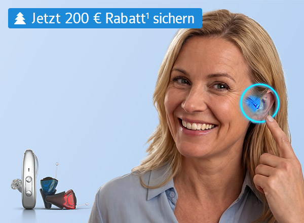 Frau mit blonden Haaren zeigt auf ihr blaues Hörgerät im rechten Ohr, daneben orangefarbener Kreis mit Text '200 € Rabatt'.