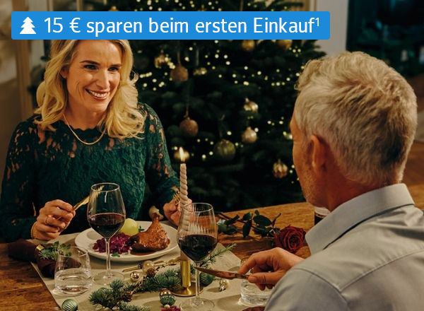 Gebratene Gänsekeule mit Rotkohl, Klößen und Soße auf dunklem Teller, festlich serviert.