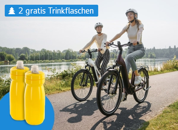 Zwei Personen fahren auf einem Radweg mit E-Bikes, daneben zwei gelbe Trinkflaschen mit dem Text '2 gratis Trinkflaschen'.