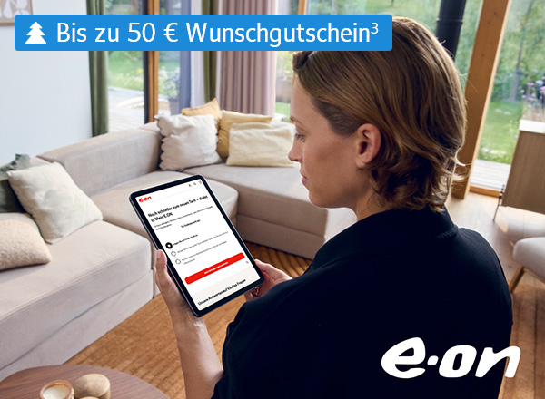 Vater und Sohn pflanzen einen Baum vor einem Haus mit Solarpanelen auf dem Dach, E.ON Logo und Hinweis 'Bis zu 50 Euro Wunschgutschein'