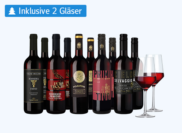 Fünf Flaschen Rotwein in verschiedenen Designs, darunter 'Pure Vecchie', 'Primitivo', und 'Selvaggio'. Zwei Weingläser mit Rotwein im Vordergrund.