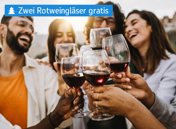 Mehrere Hände stoßen mit gefüllten Rotweingläsern an oben links ist ein Schriftzuig zu sehen" zwei Rotweingläser gratis".