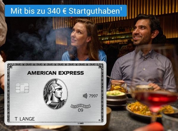 Zwei Personen sitzen an einem Tisch mit mehreren Tellern und Getränken, im Vordergrund eine American Express Kreditkarte und dem Text 'Mit bis zu 340 € Startguthaben¹'