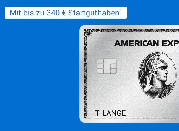 Hälfte einer American-Express-Platinum-Card auf blauem Hintergrund und dem American-Express-Logo in der oberen linken Ecke.