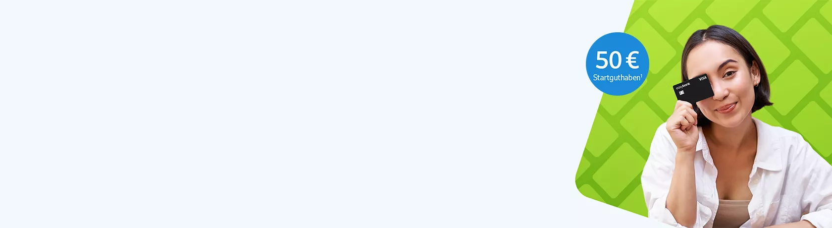 Frau mit weißem Hemd hält eine schwarze Kreditkarte in der Hand vor grünem Hintergrund mit Text '50 € Startbonus'
