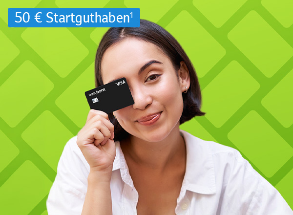 Frau mit kurzem dunklem Haar hält eine schwarze Kreditkarte vor grünem Hintergrund mit Muster und Text '50 € Startbonus¹'