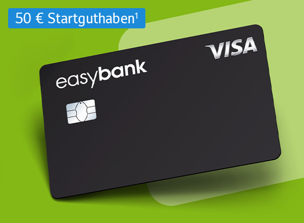 Schwarze Kreditkarte vor grünem Hintergrund mit Muster und Text '50 € Startbonus¹'