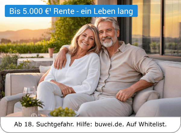 Zwei Personen sitzen eng nebeneinander auf einer Sitzgelegenheit im Freien