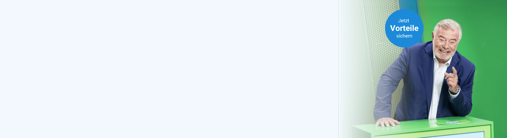 Älterer Mann im dunkelblauen Anzug stützt sich lachend auf grünes Pult und zeigt mit dem Zeigefinger auf sein Gegenüber.
