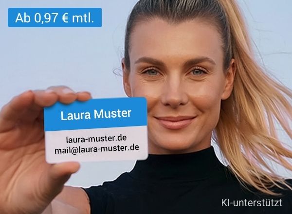 Frau hält eine Karte mit E-Mail-Adresse und Tarif ab 0,97 € monatlich.