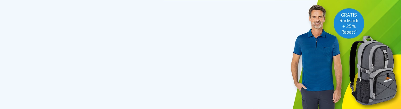 Mann im blauen Poloshirt steht vor weißem und grünem Hintergrund, neben im ein grauer Rucksack, Text: GRATIS Rucksack + 25 % Rabatt¹