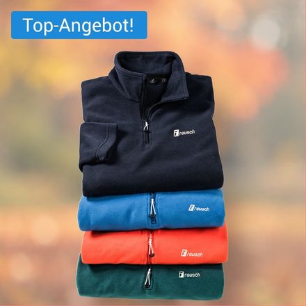 Gestapelte Fleeceshirts mit Chiptext "TOP-Angebot"