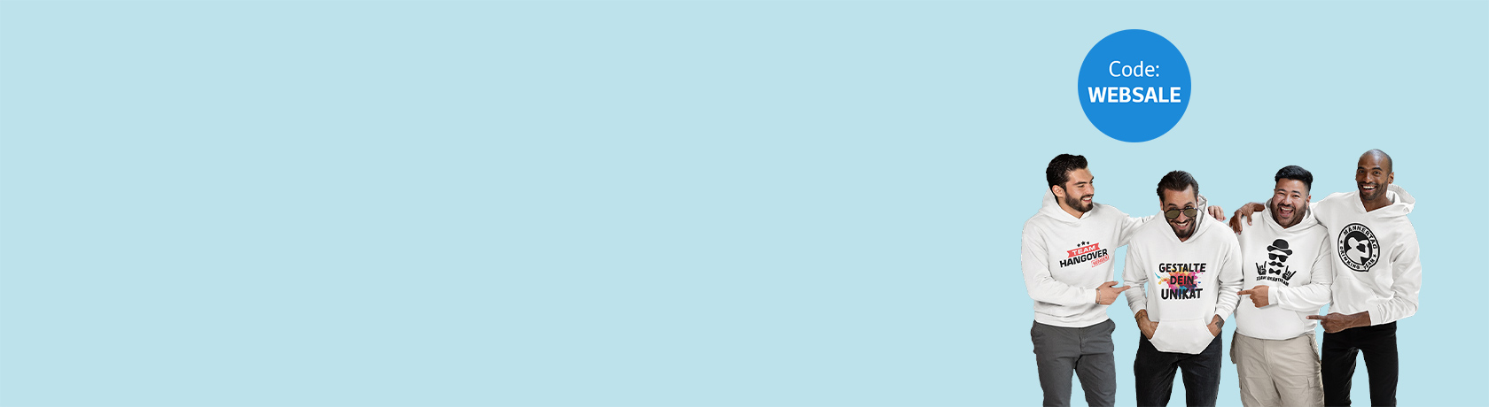 Vier Männer mit unterschiedlich bedruckten weißen Pullovern stehen lachend nebeneinander und zeigen auf den bunten individuellen Druck des Mannes mit Sonnenbrille.