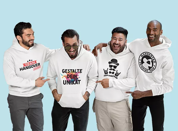 Vier Männer mit unterschiedlich bedruckten weißen Pullovern stehen lachend nebeneinander und zeigen auf den bunten individuellen Druck des Mannes mit Sonnenbrille.